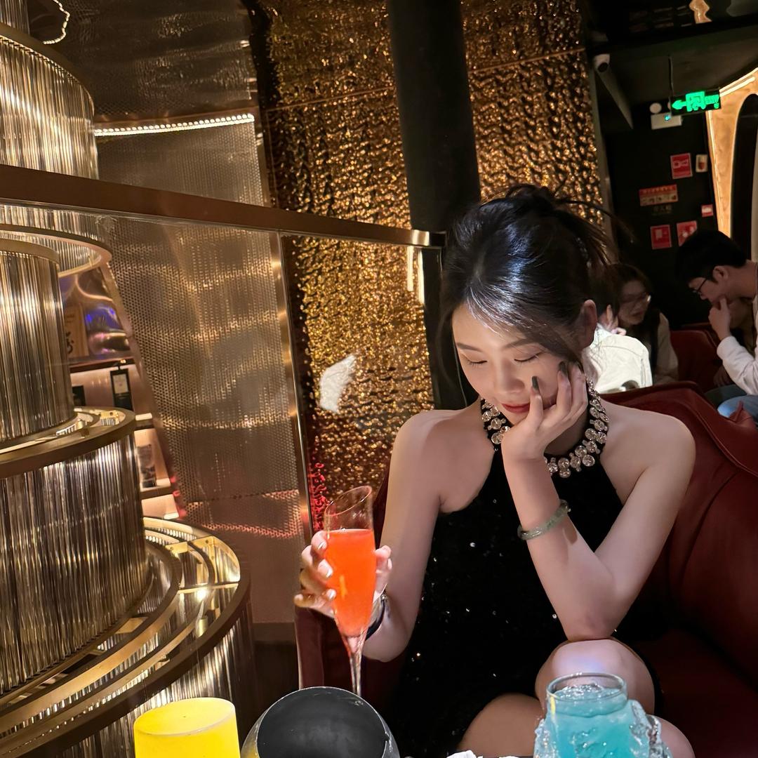 女二.