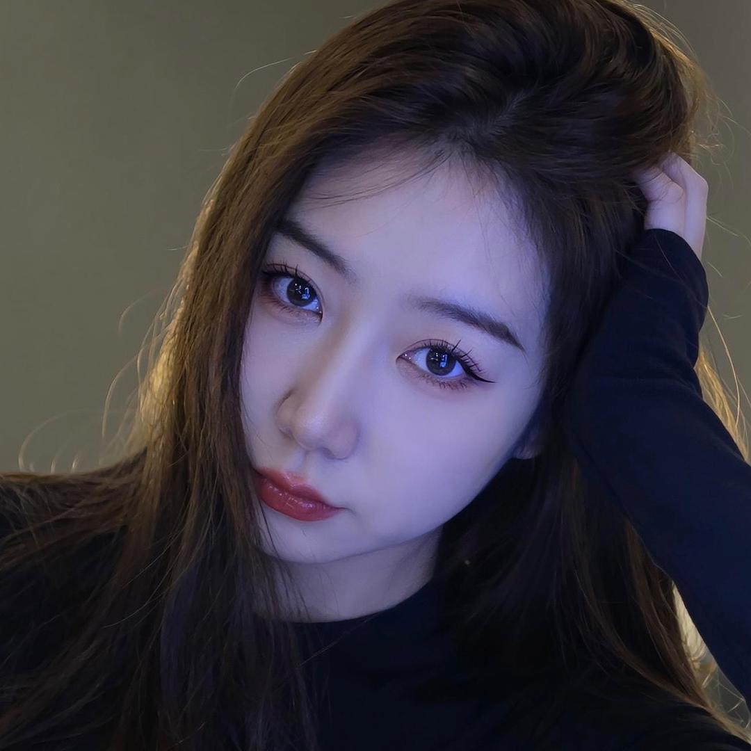 一个女的.