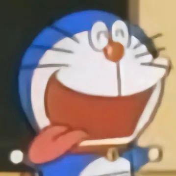 她的耳朵不太好.