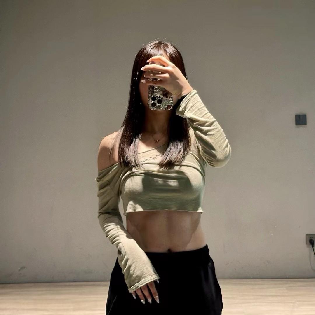 腹肌女老师