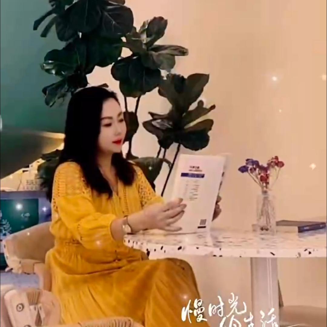 淡然一笑