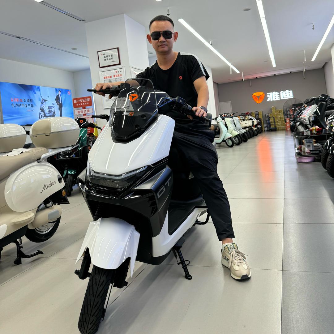 雅迪红歌会 小王