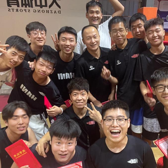 在河津教篮球的谭教练