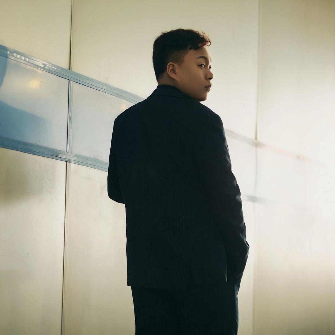 代某人