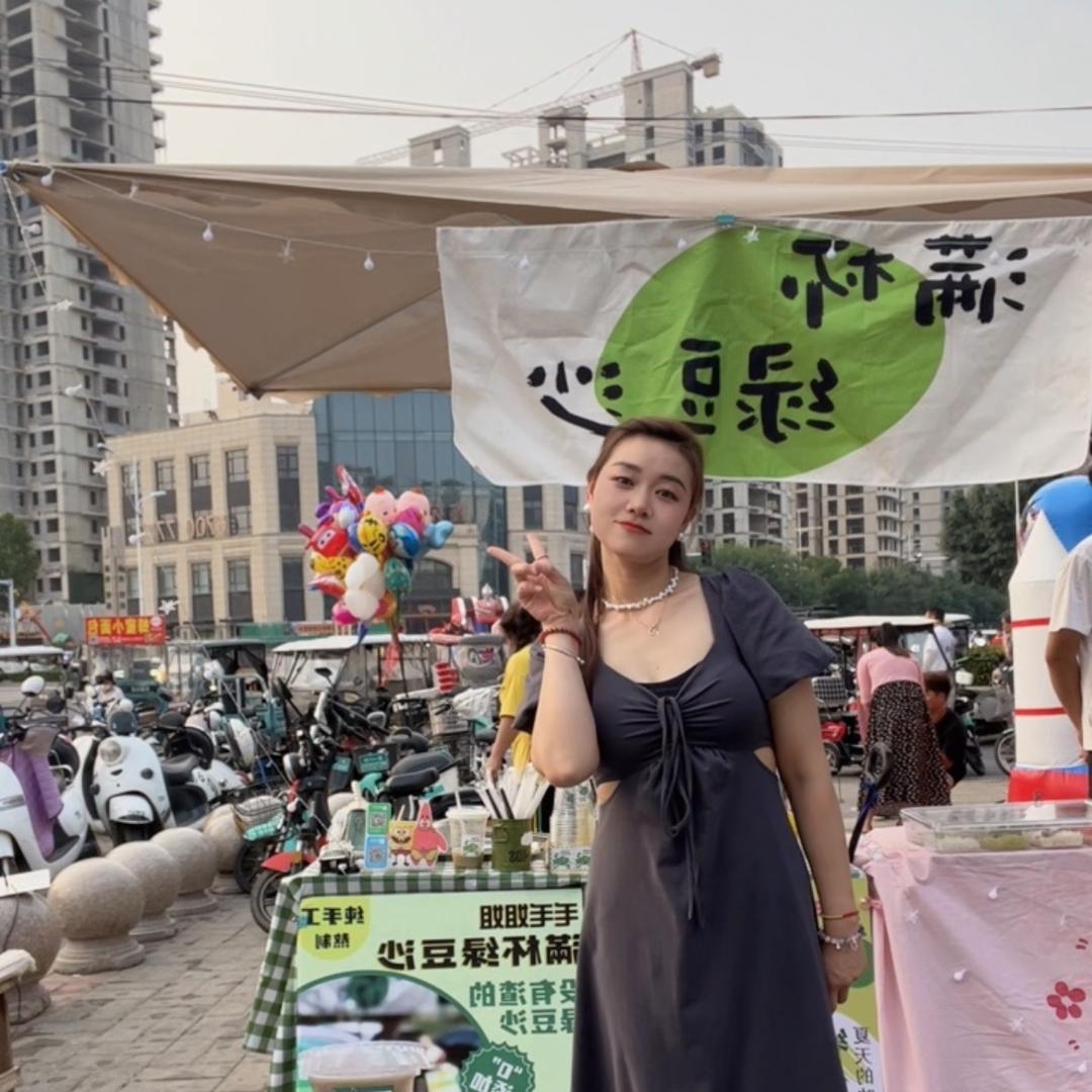 毛毛姐姐在摆摊