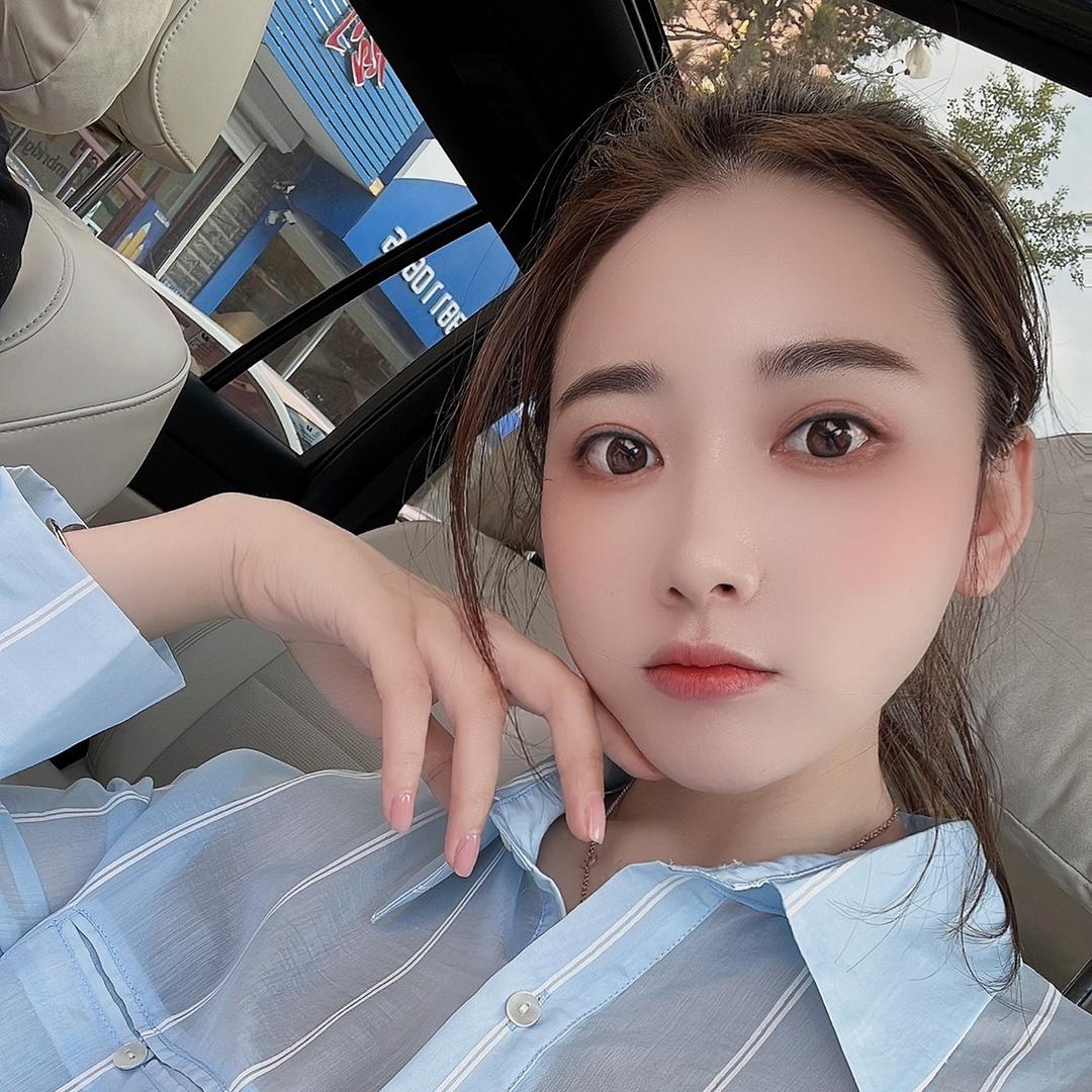 Yan 妍