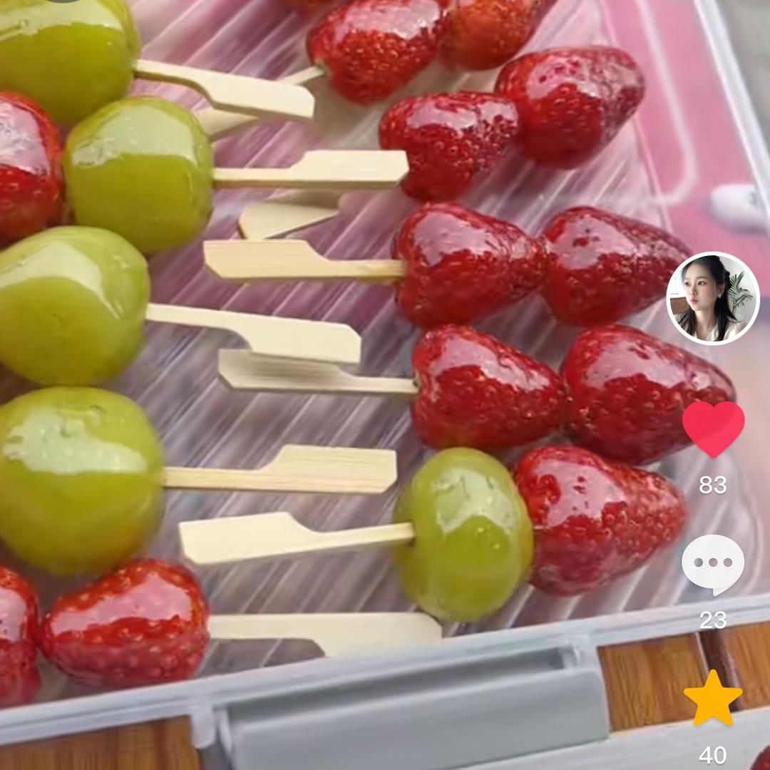 七零后老阿姨摆摊卖糖葫芦