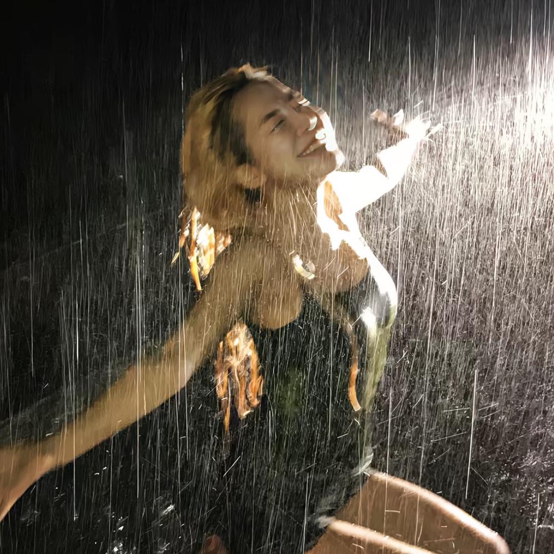 李绾柏.