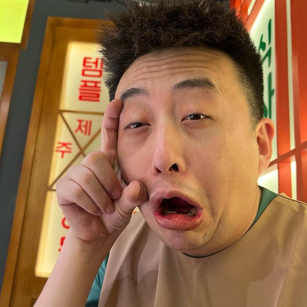 养狗的张三