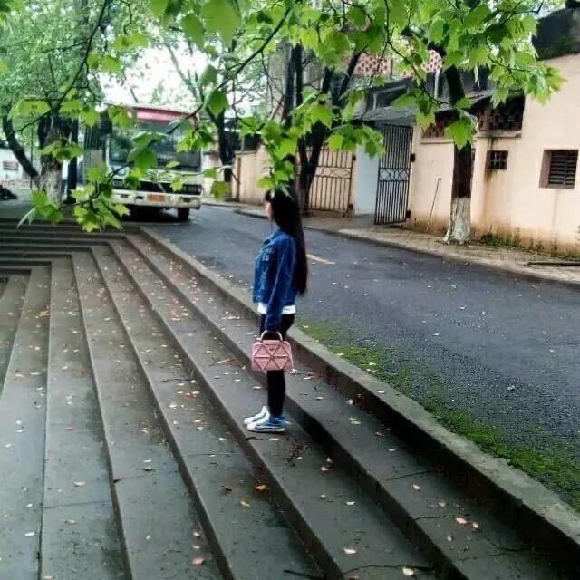 艳.