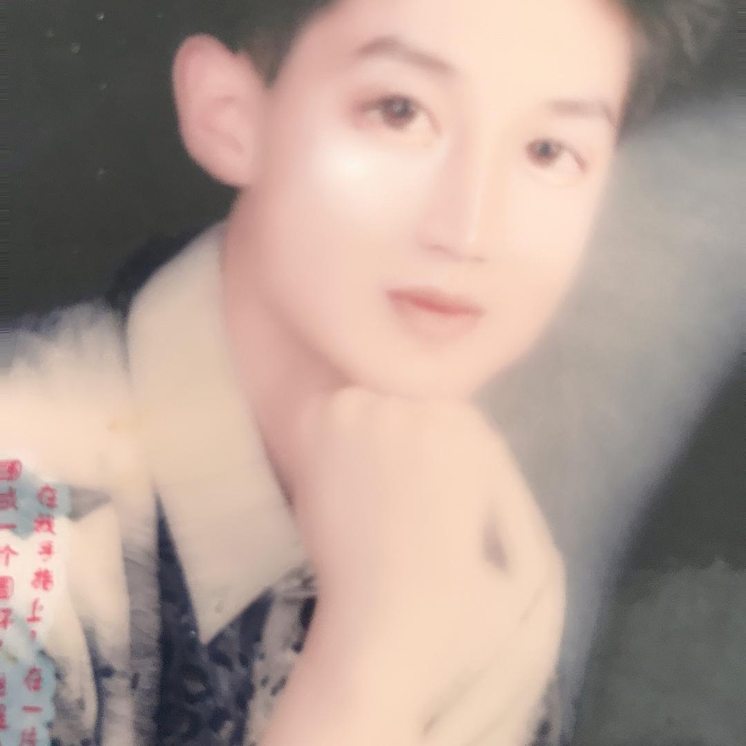 婺源步行街皮狐天尊女装、花田彩童装