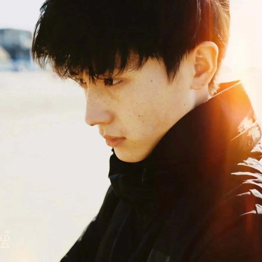 背上红色书包🎒