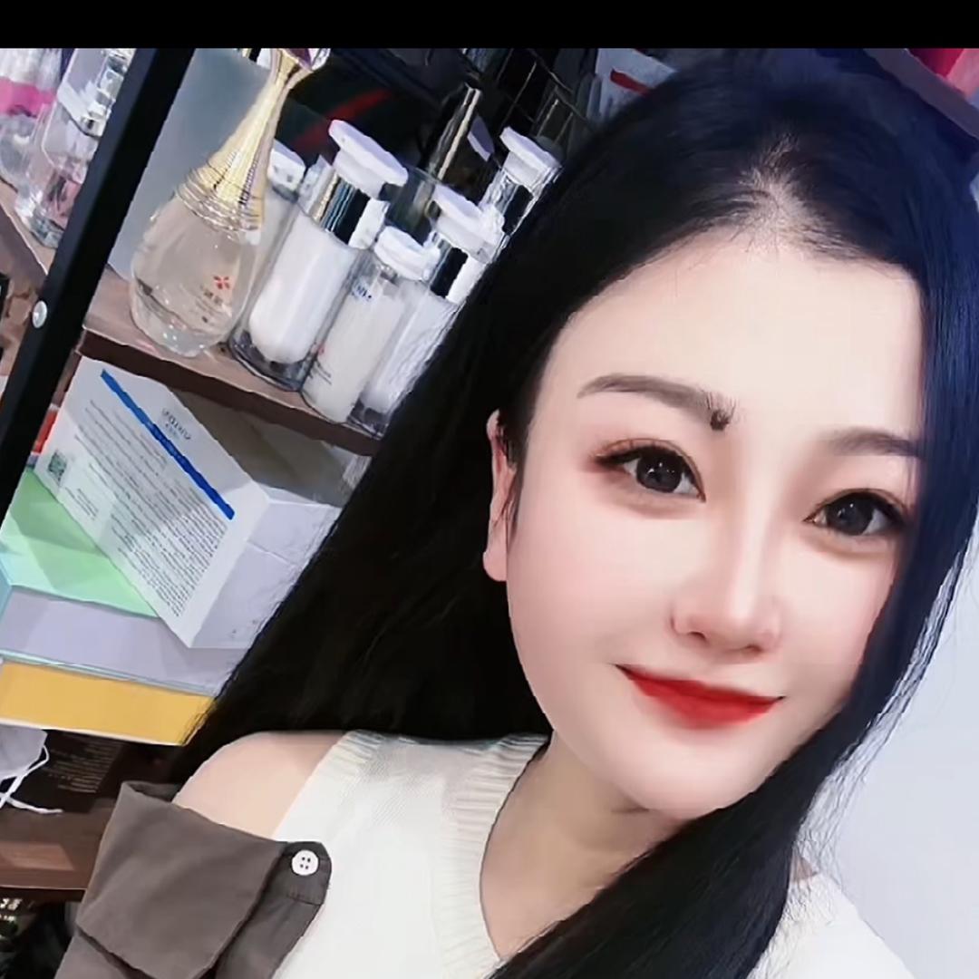 甜甜喝咖啡