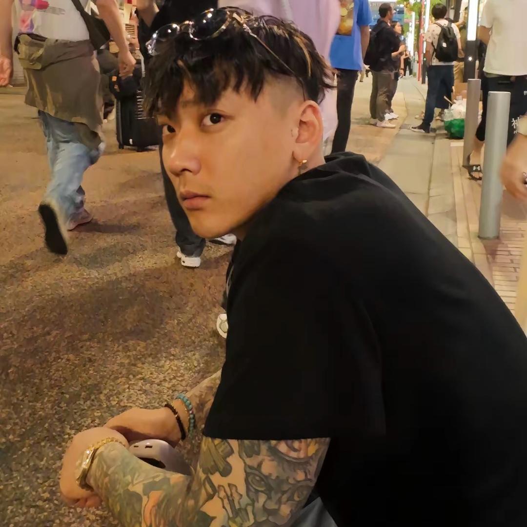 ㅤ︄ ︇︈ ︅ ㅤ ︆ㅤ