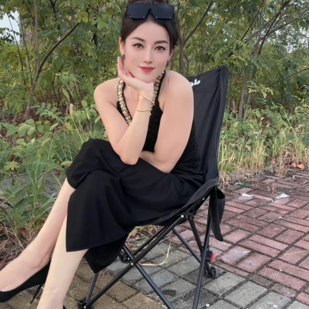 爱笑的小姐姐