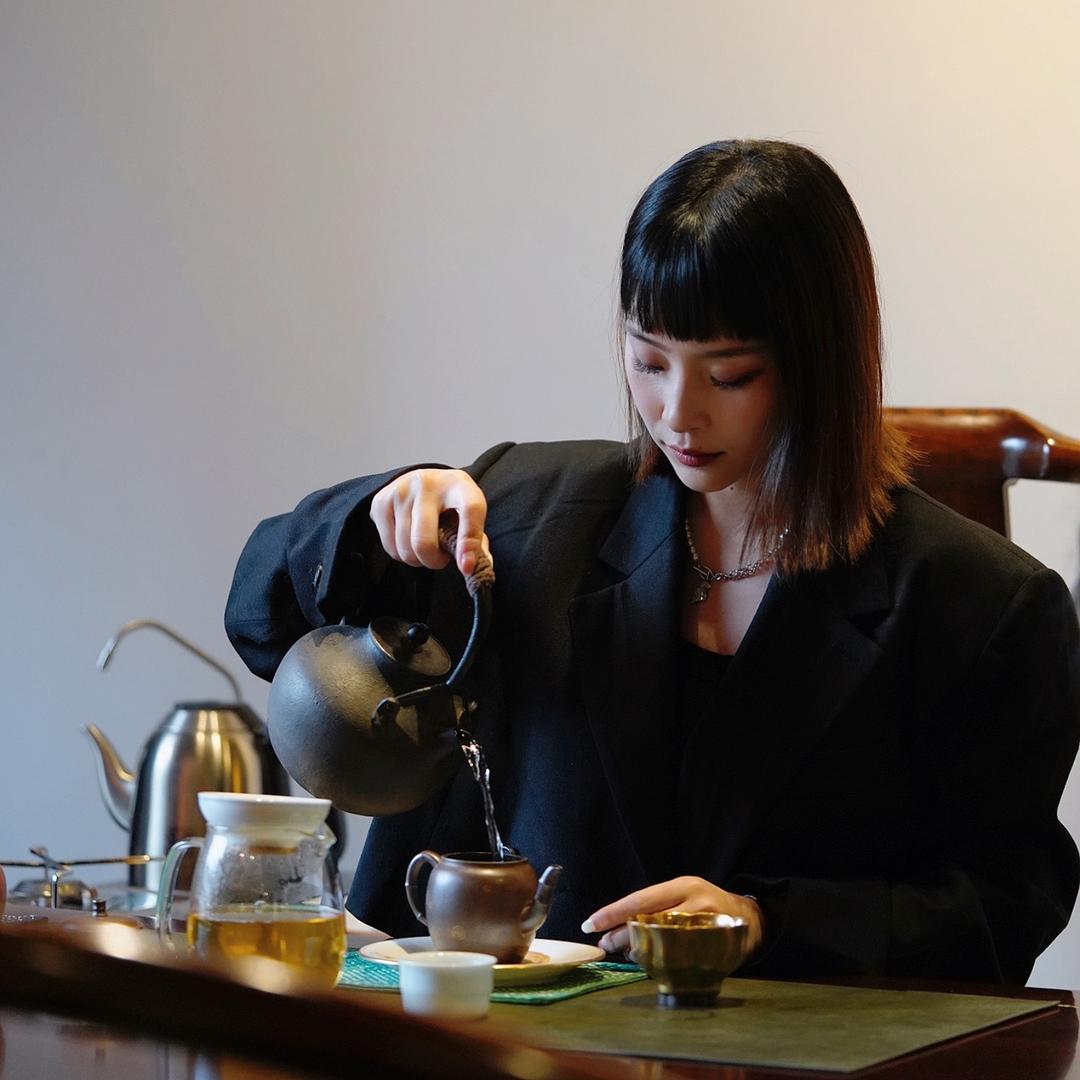 倩倩并亲了你一下