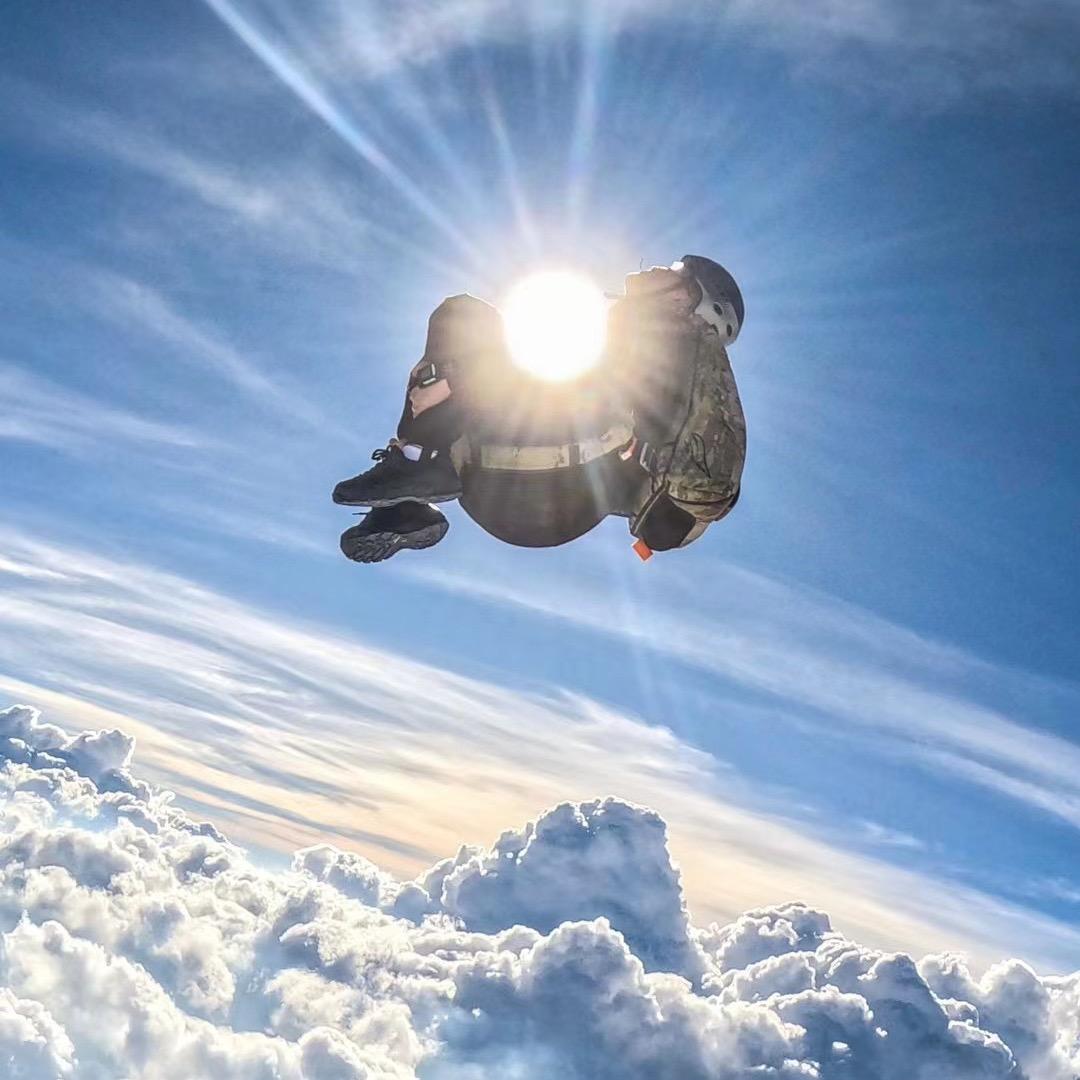 93年老大爷跌倒在马路上没人扶