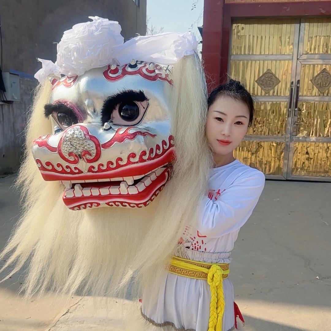 河南许昌小白狮阿娟舞狮团