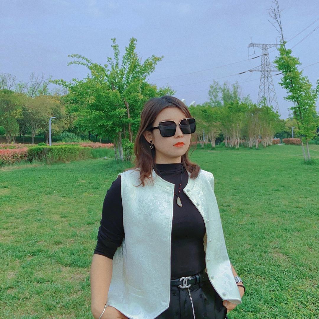 Mrs • 何 《黑妹鼓舞队 -媒婆》