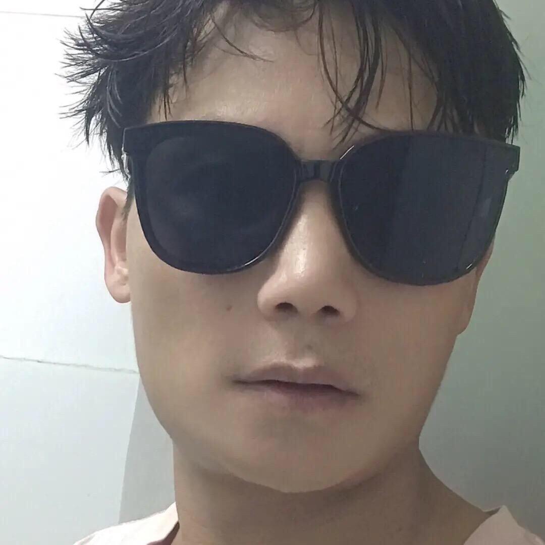 茂茂 呆呆的喝咖啡