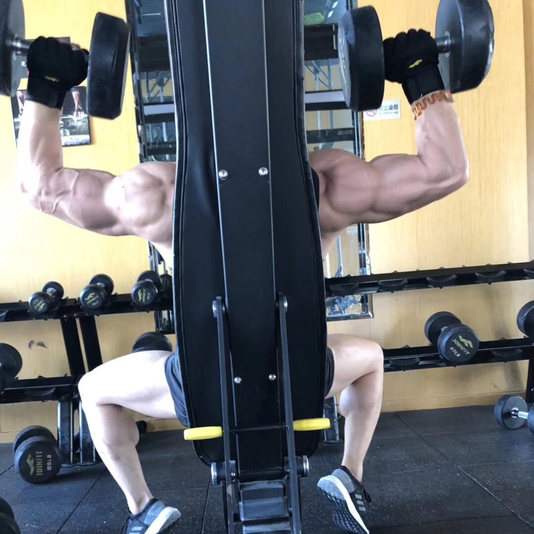 威斯特健身教练梁亮亮