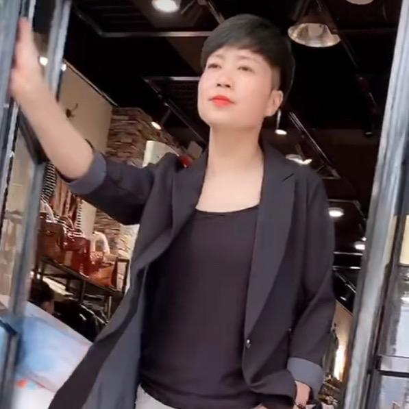 诚信名品工厂店利姐服饰批发零售开始直播啦