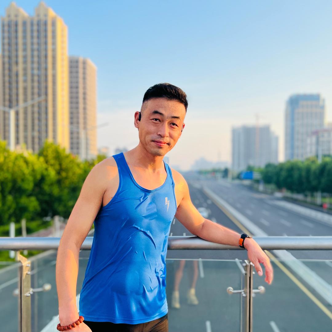 为爱奔跑的卖房小哥