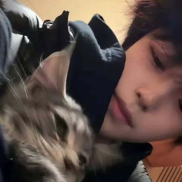 手持加特林吃驴肉火烧