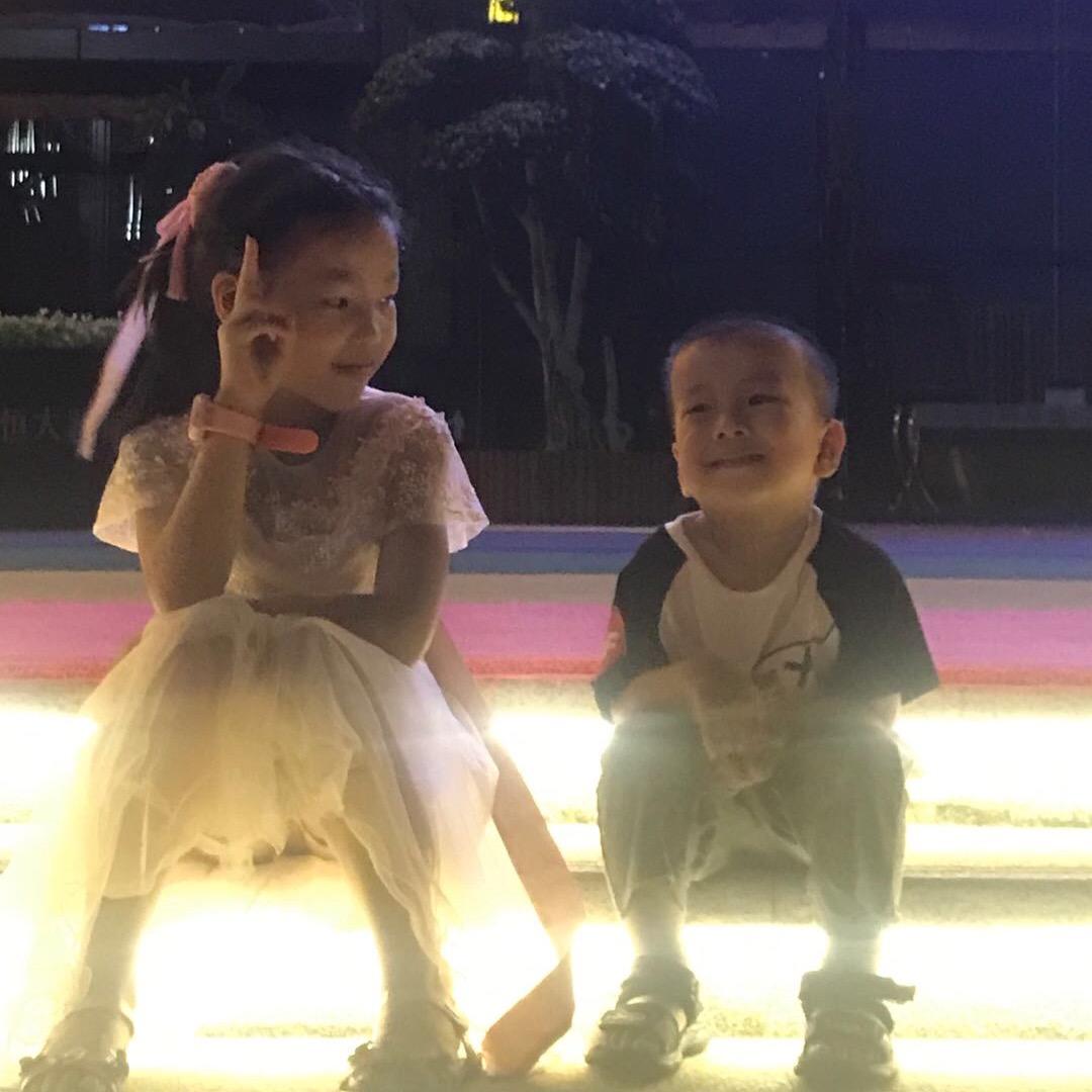 爱吃冰淇淋的小依依