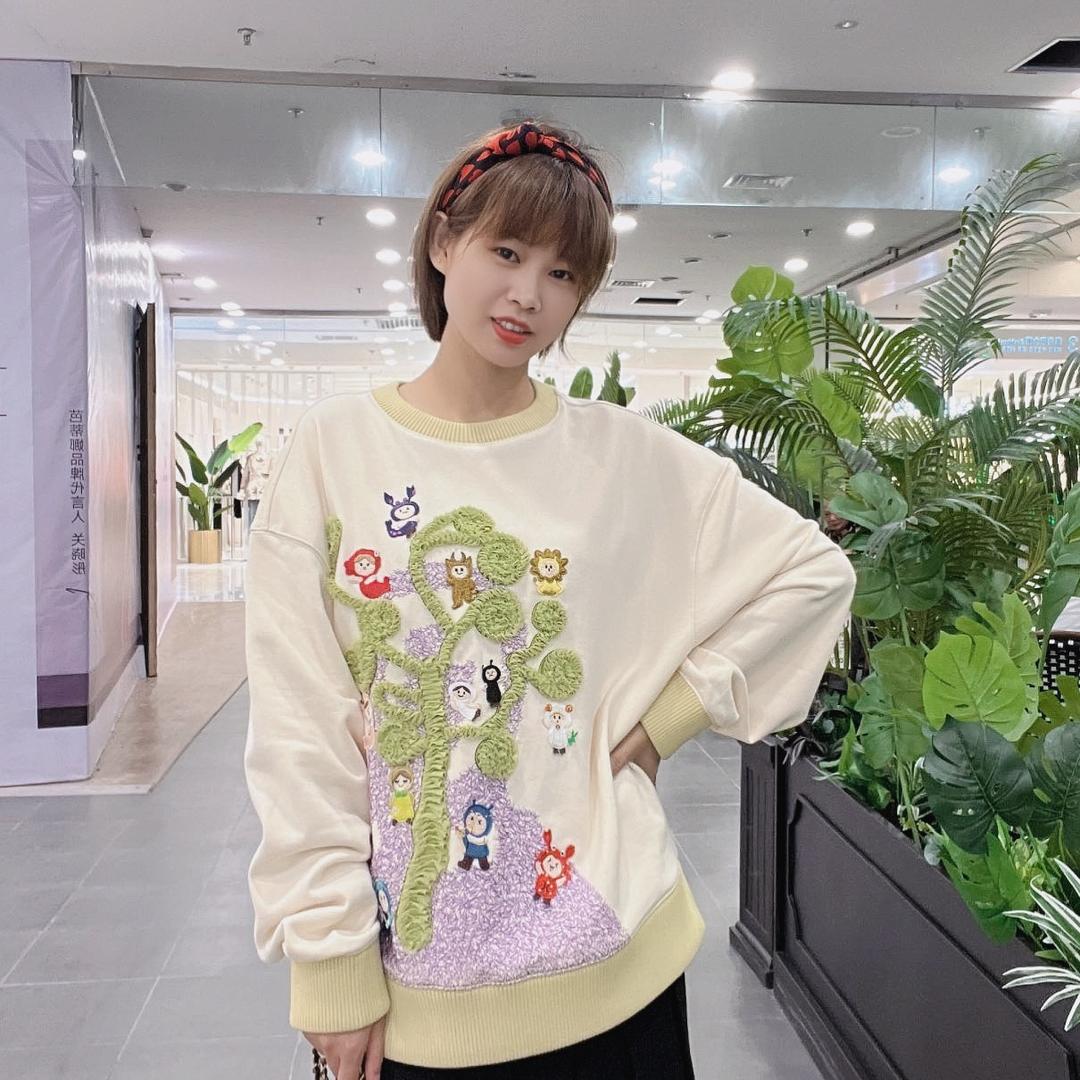 卖衣服的小姐姐（不连赞谢谢）