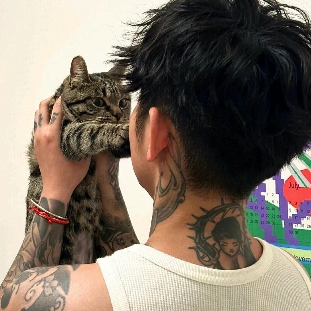 比了个耶