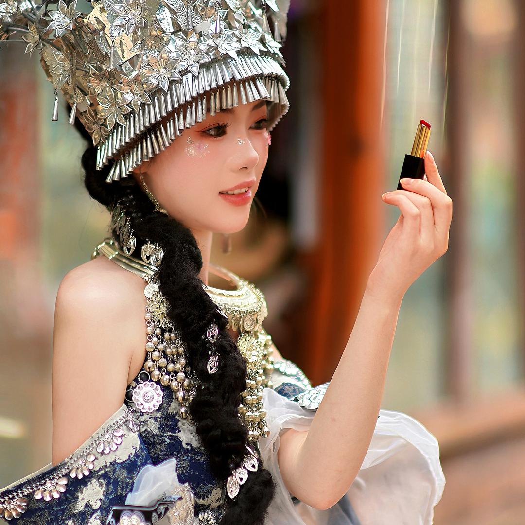 逗逗在干嘛-胭脂虫唇膏专场