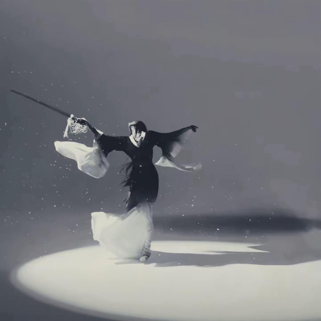 一个女的