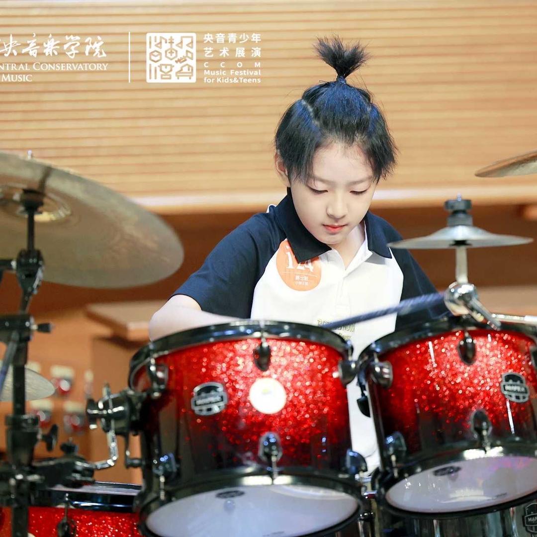 鼓手高兴