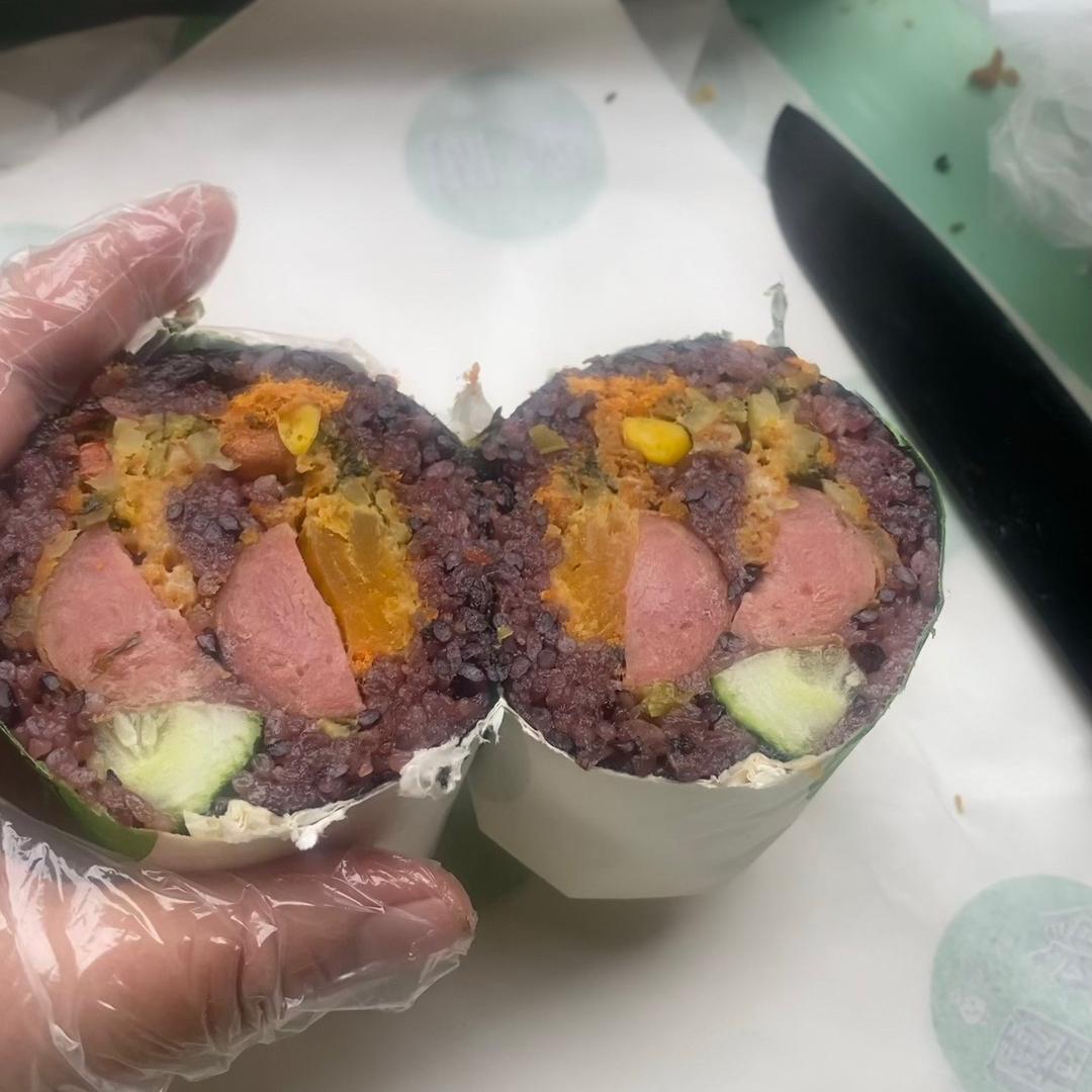 美味的紫米饭团