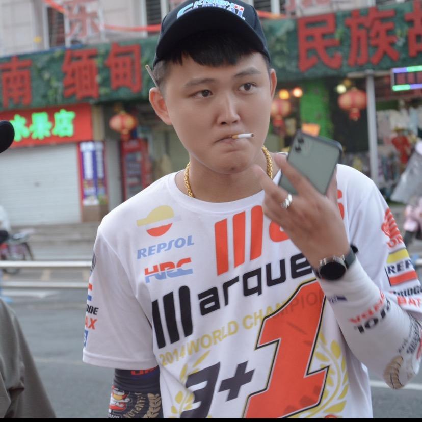 阿表   　　　　　╭╯　　　 　🪳