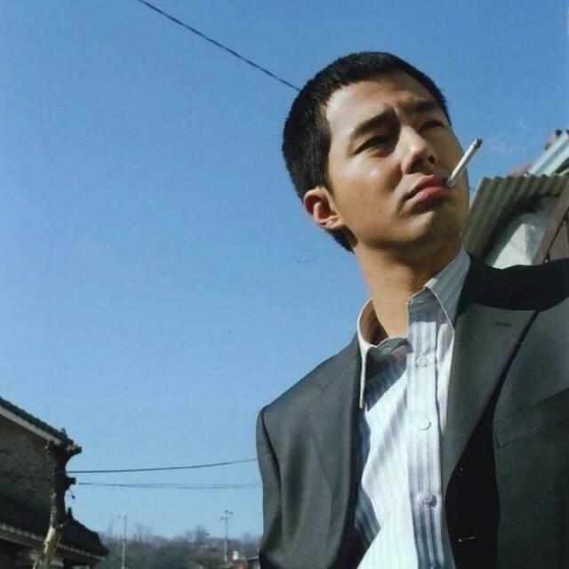 现实压弯了腰！