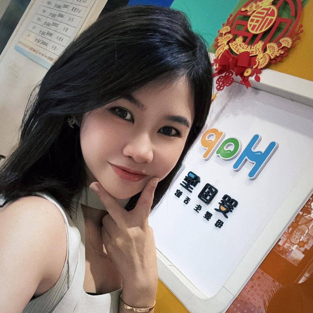 婴国堡卖奶粉的小姐姐