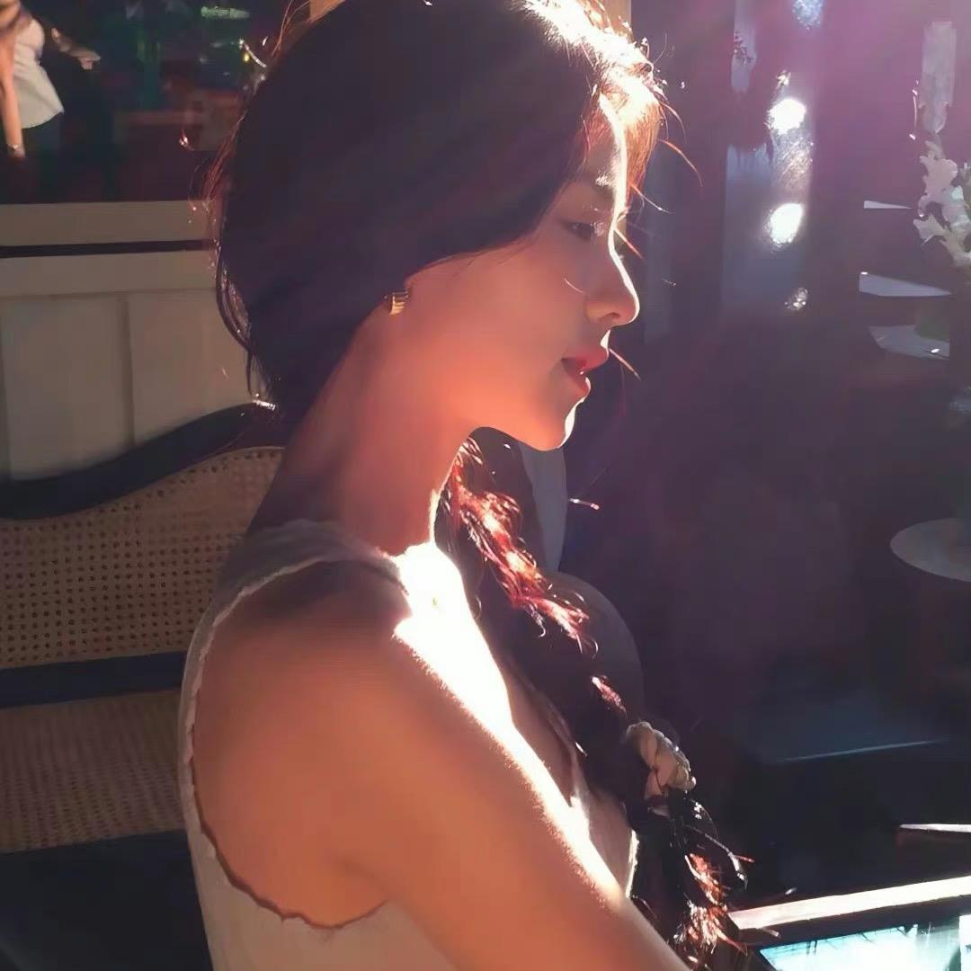 小清喜欢开大奔🛫