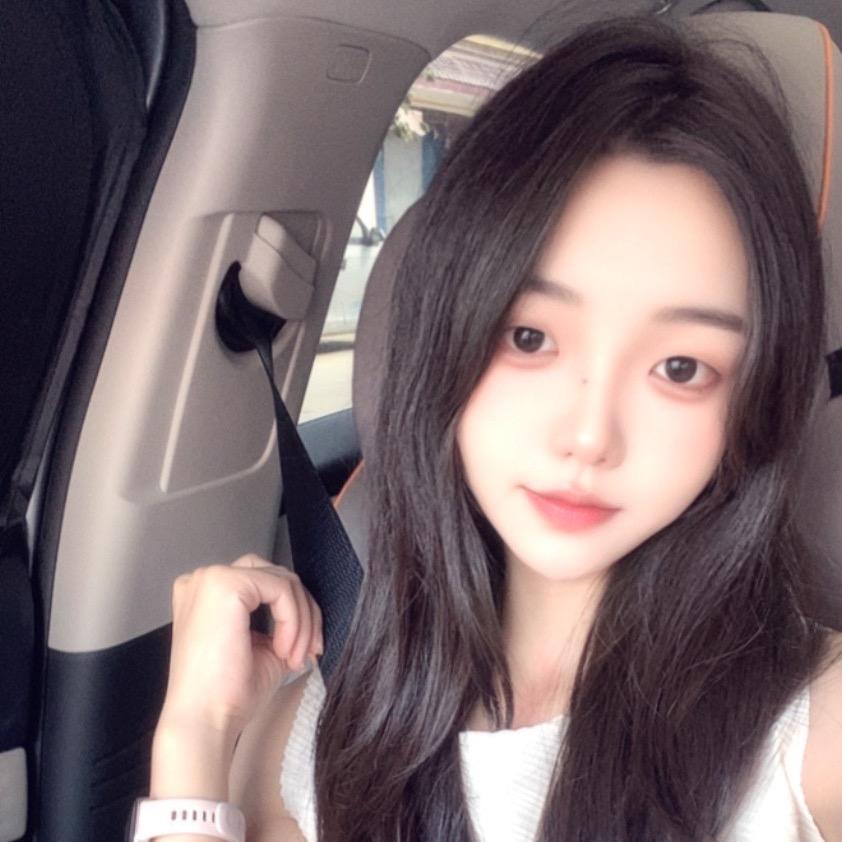 只会比剪刀手的大米子