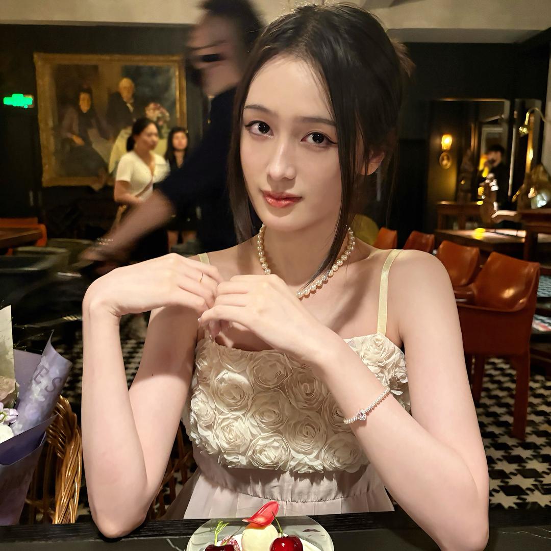 天花板上的猫