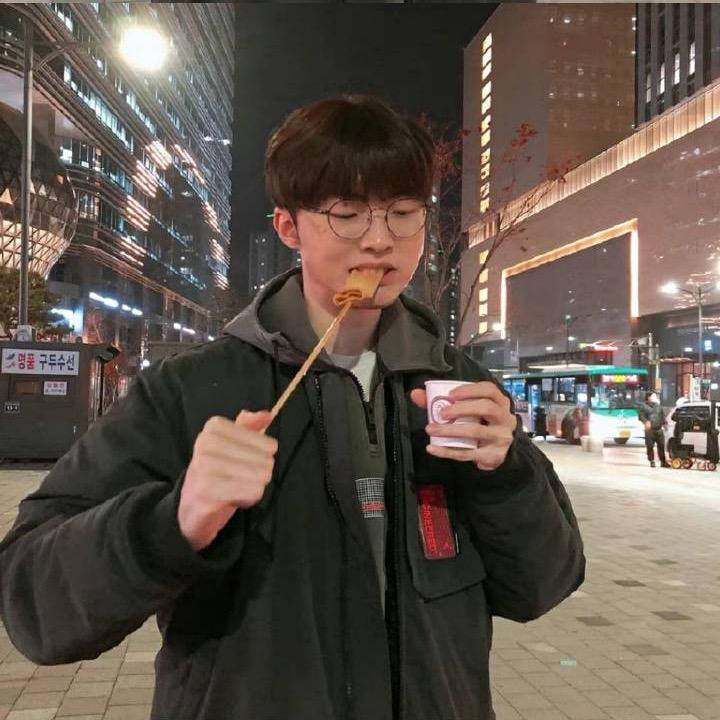 睡在月亮上💫