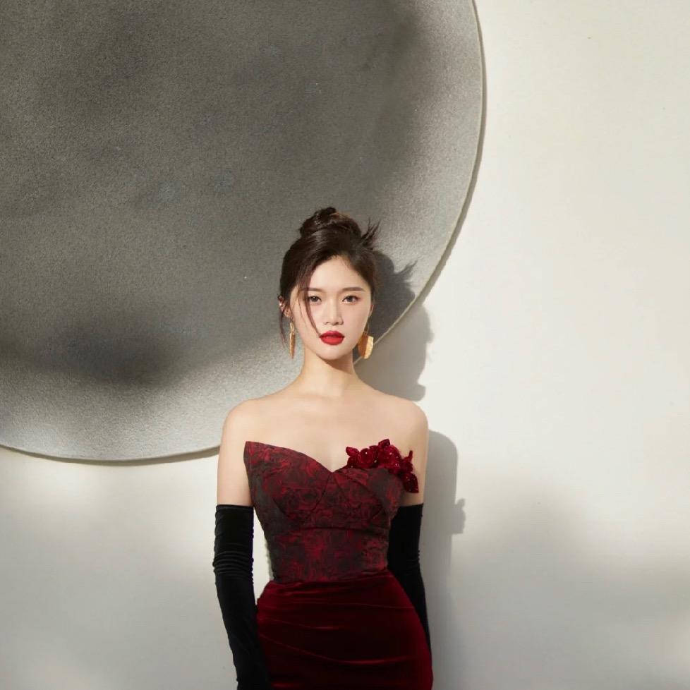 大名kiss蜜婚纱店小娜