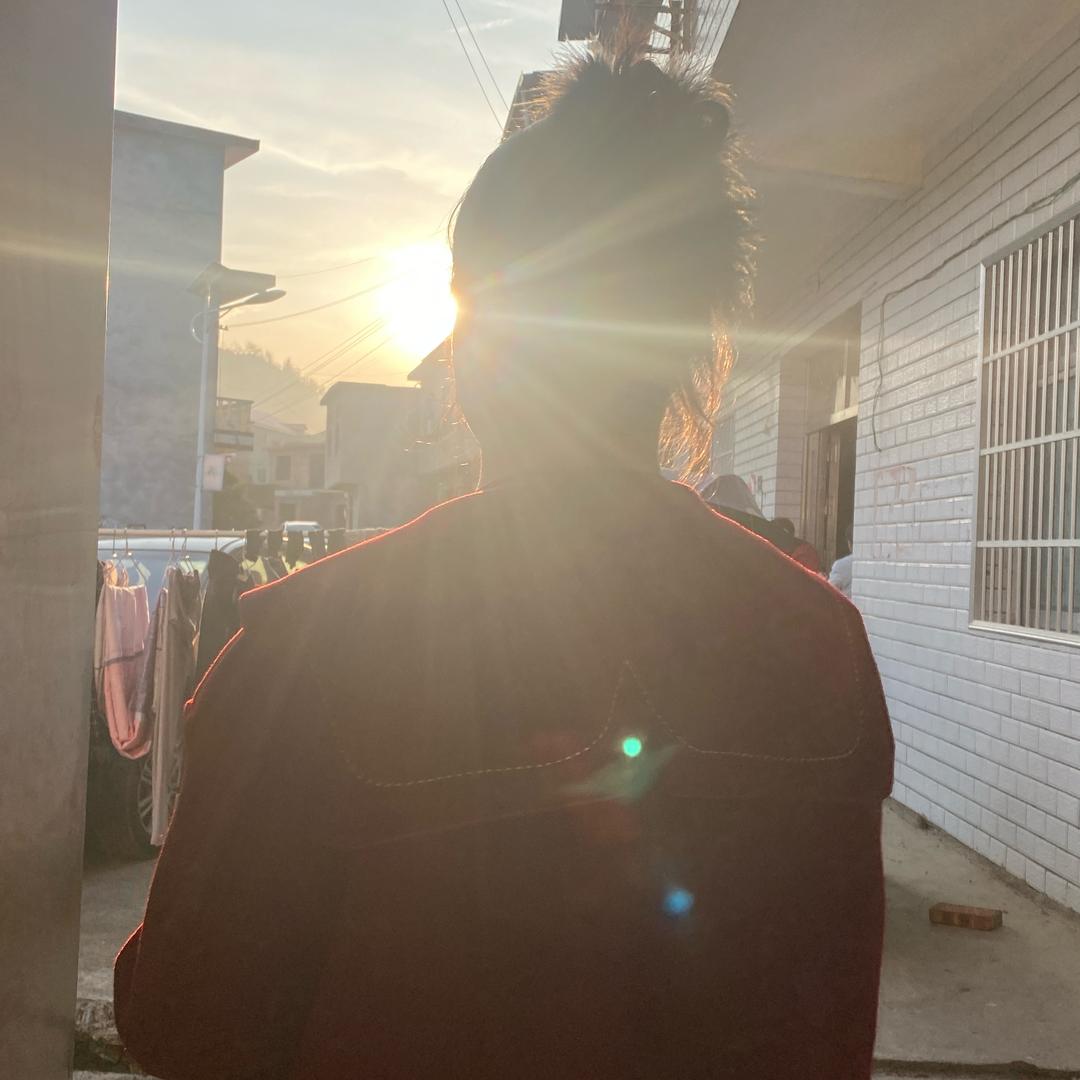 👧🏻.