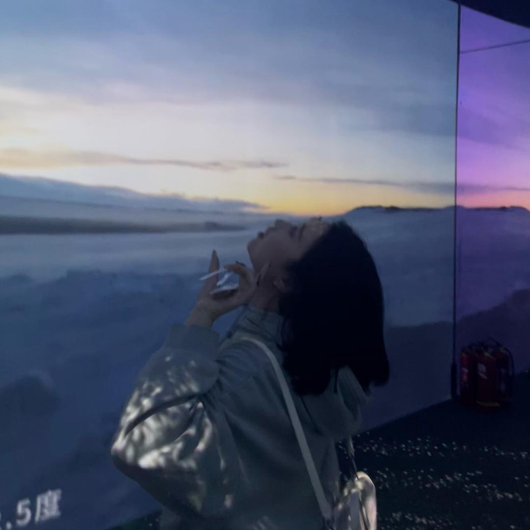 吃冰淇凌冰牙的麒麟兽