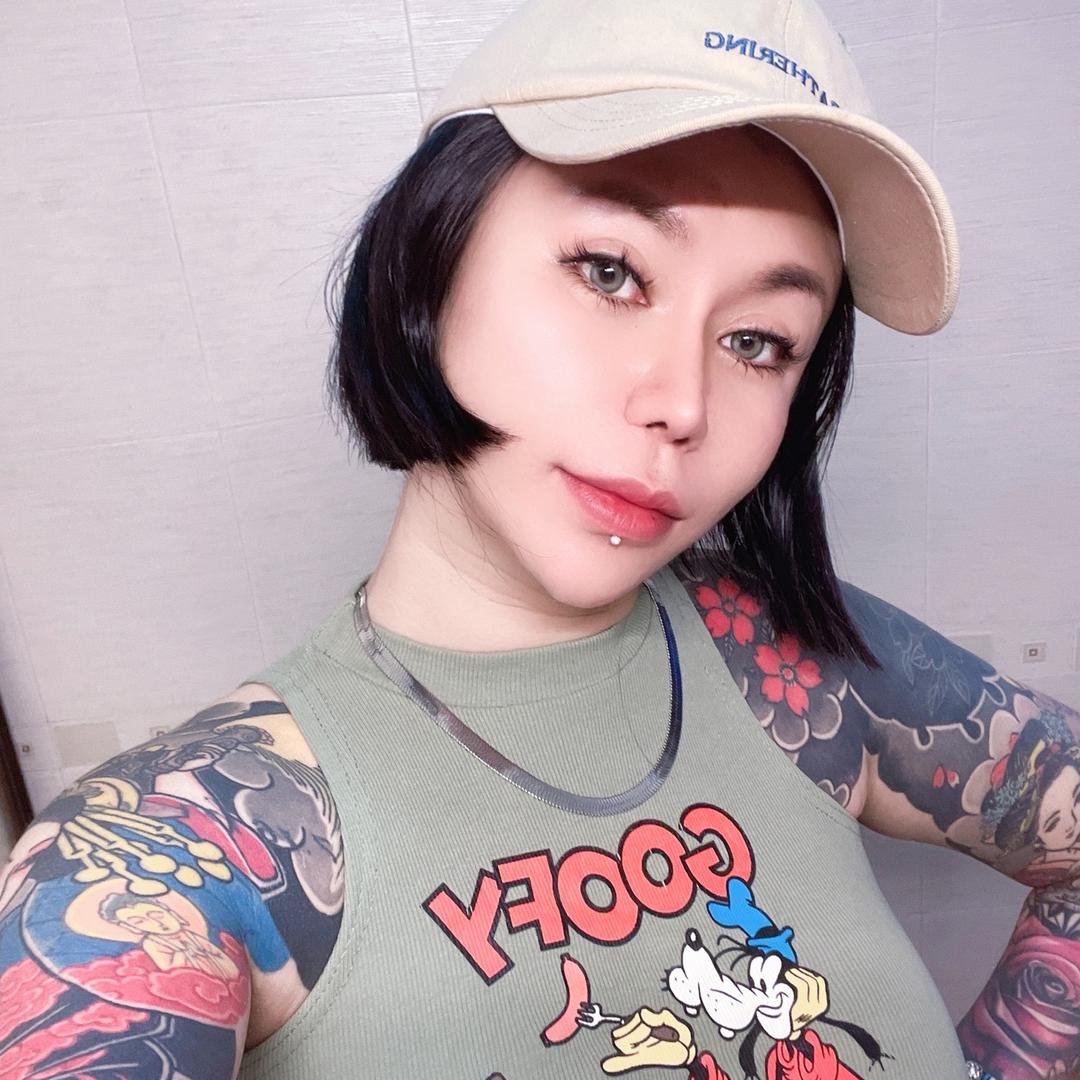 蕾哥不是大花臂。