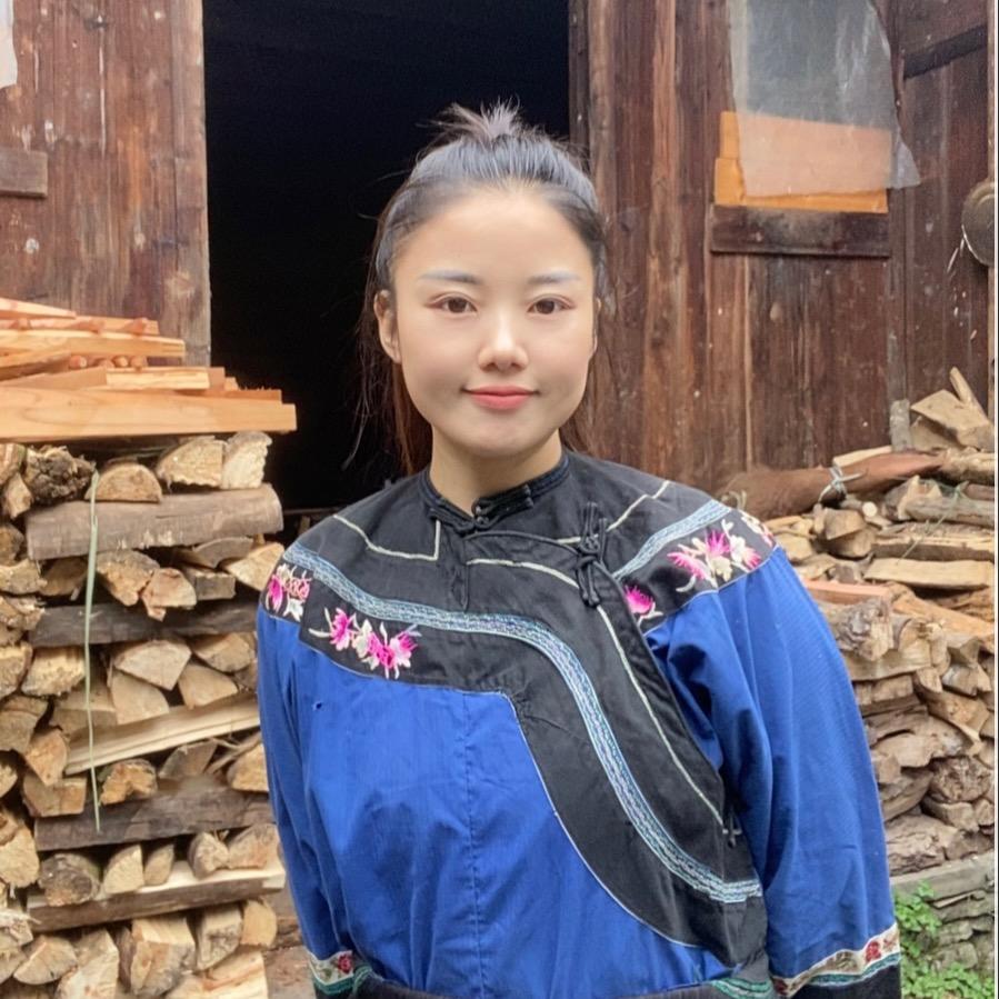 《小天地童装》