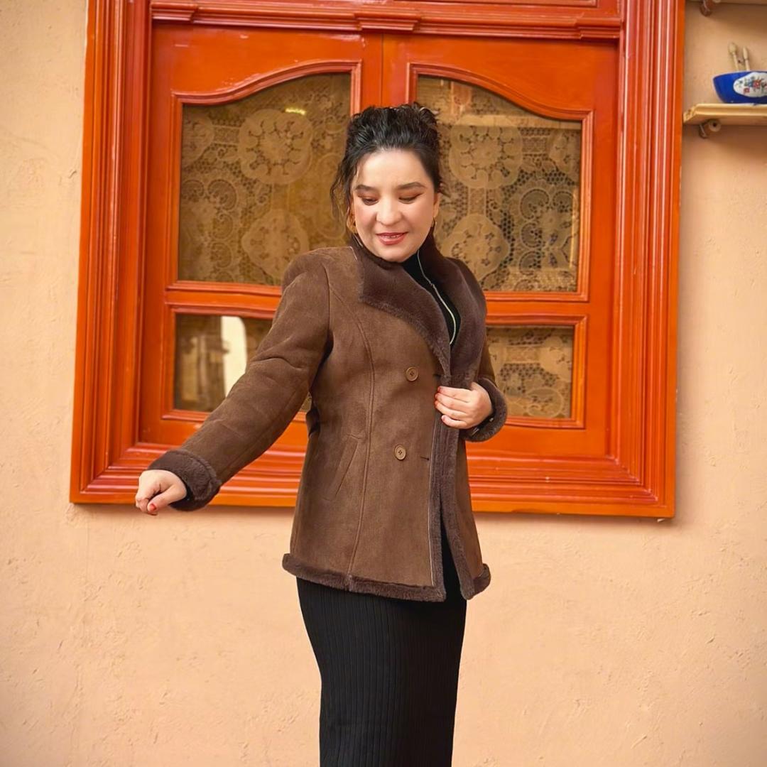 阿尼黑木玉山潮流服装市集