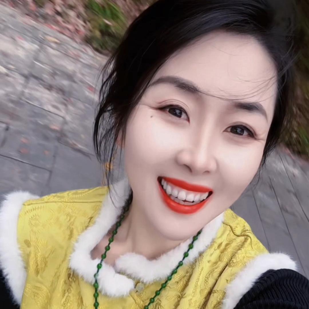爱嘚瑟的小姐姐