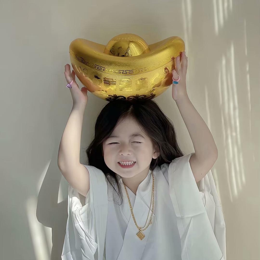 爱啃鸡爪的果果.